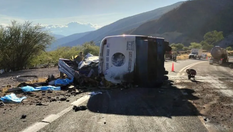 Volcadura de autobús en Oaxaca deja al menos 17 muertos y 24 heridos