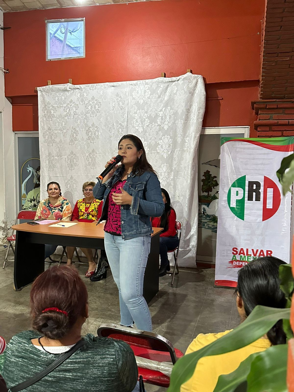 Liz Concha participa en la capacitación de mujeres priístas sobre la lucha contra el cáncer de mama.