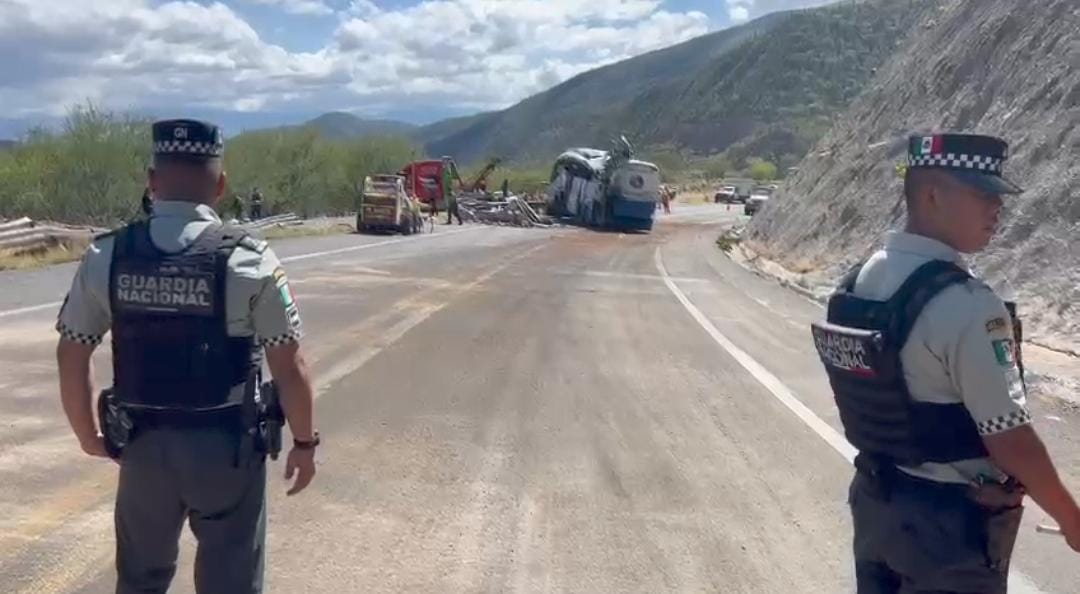 Suspenden traslado de migrantes en líneas locales tras volcadura de autobús en Oaxaca.