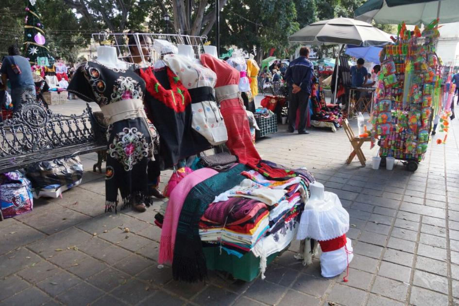 Ambulantes invaden nuevamente zócalo de oaxaca.