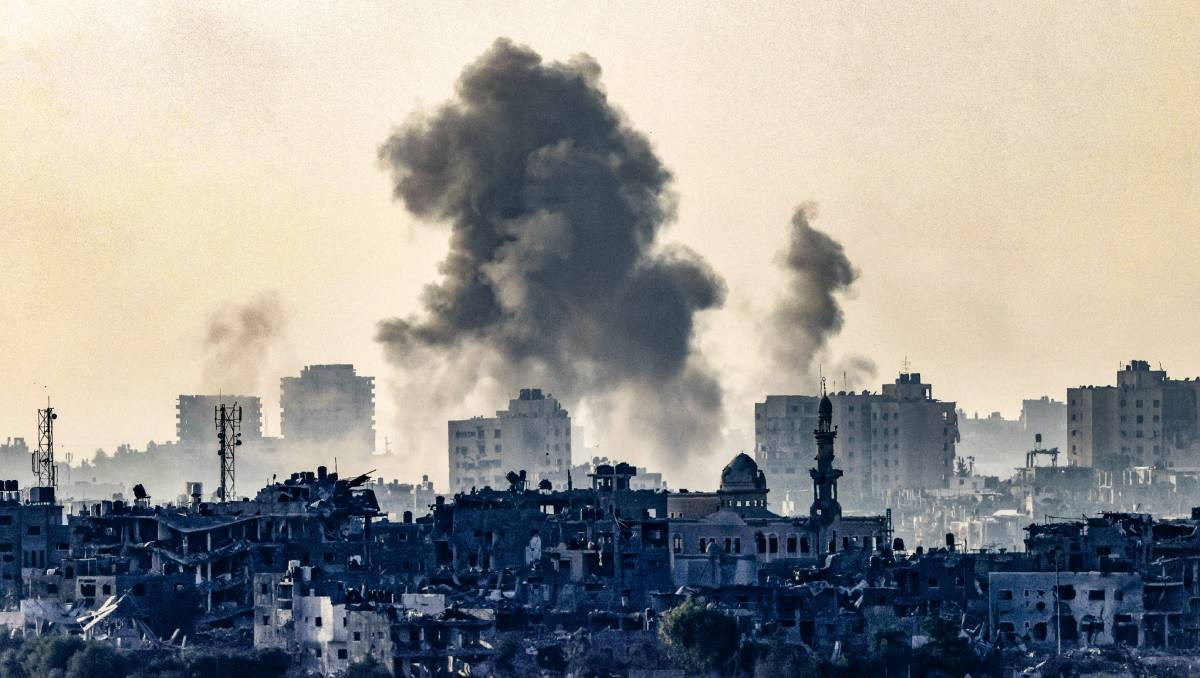 Israel intensifica bombardeo en Gaza; Hamás acusa corte completo de internet y telefonía
