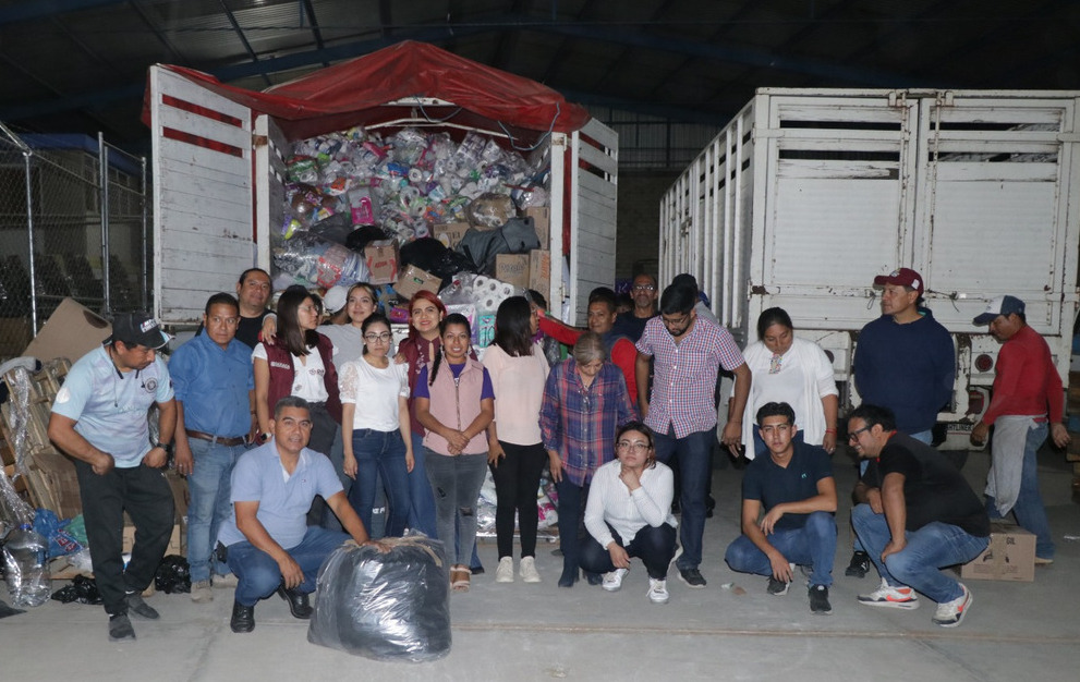DIF Oaxaca envía 132 toneladas de víveres a damnificados de Guerrero