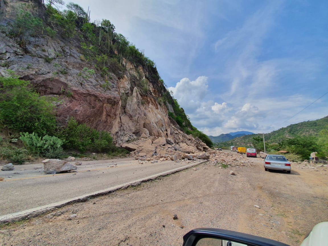 Confirman derrumbes en la carretera Oaxaca-Puerto Escondido; sería inaugurada por AMLO el 29 de noviembre