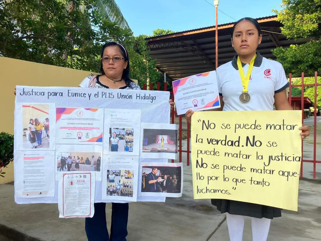 Directora del Cobao violenta y discrimina a ganadora de concurso de oratoria