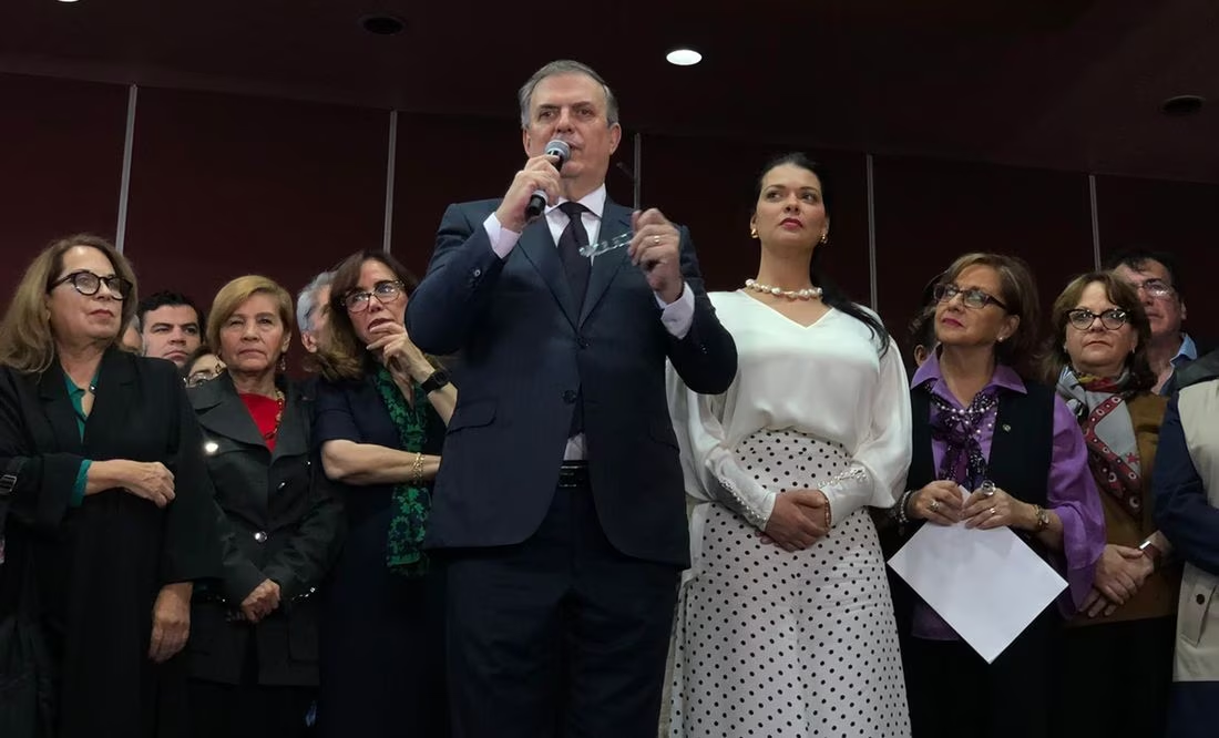 Marcelo Ebrard se queda en Morena