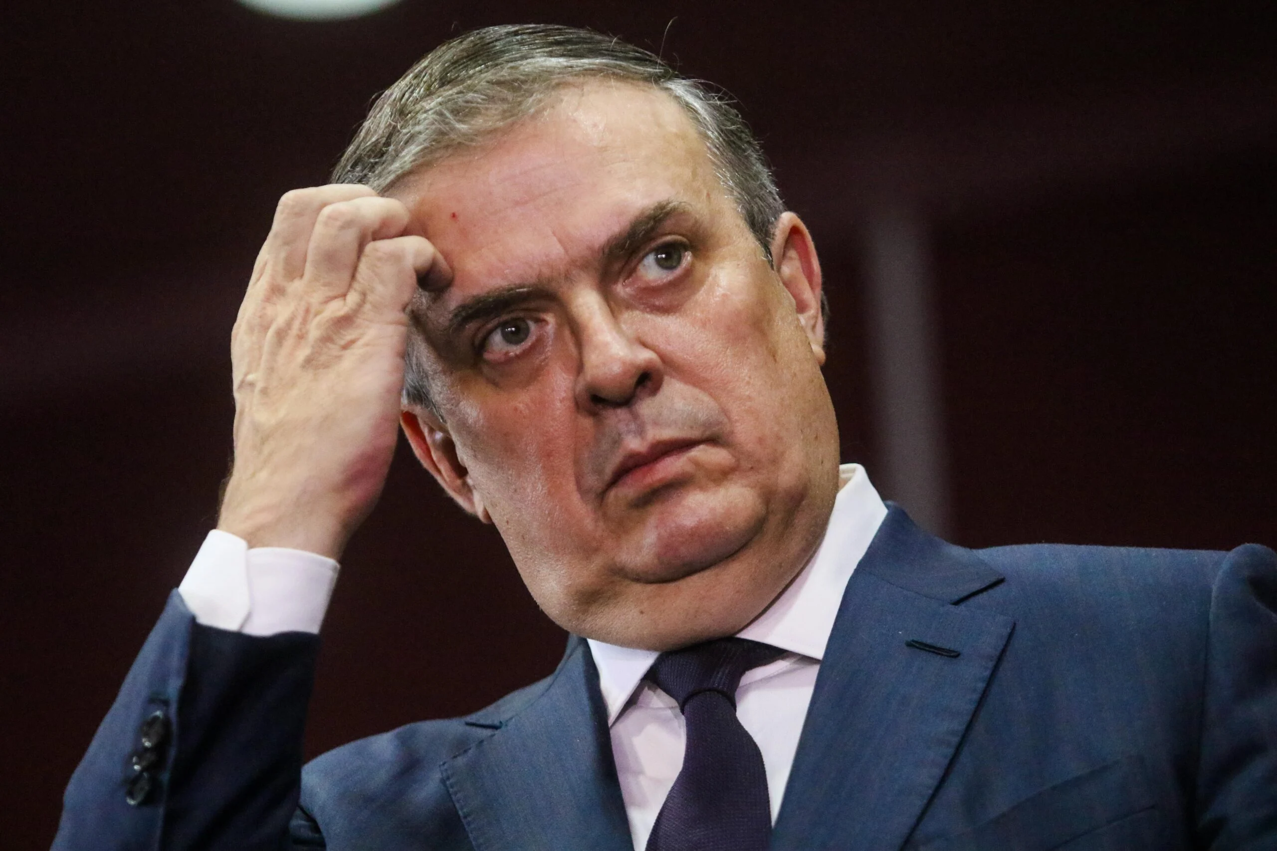 Ebrard se pliega con Claudia, porque “ella tiene el bastón”