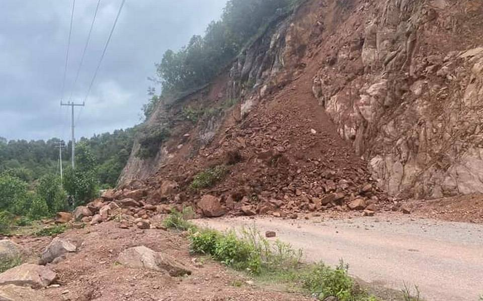 Deslave de cerro en Oaxaca deja incomunicado a municipio indígena de Totontepec