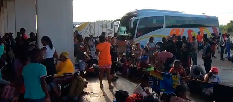 Rescatan a 18 migrantes en Oaxaca; detienen a dos presuntas traficantes de personas