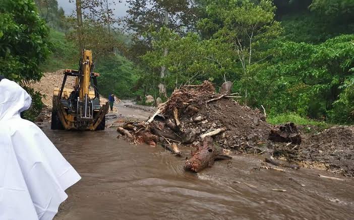 Frente frío 13 causa desbordamiento de ríos y deslaves en diferentes regiones de Oaxaca