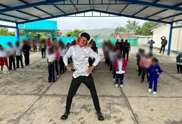 En Oaxaca, maestro se disfraza de payaso para enseñar matemáticas, español y geografía