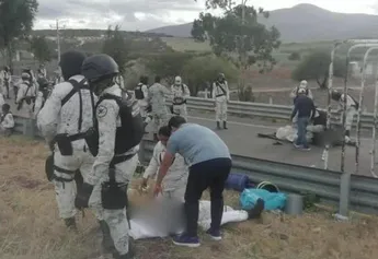 Volcadura de camión de la GN deja un saldo de 7 heridos