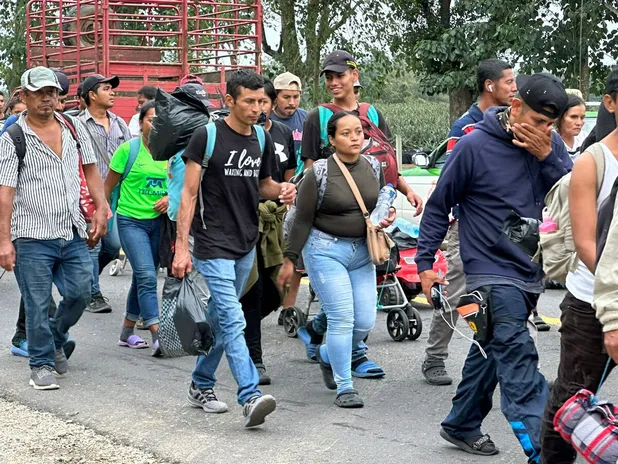 Caravana migrante de más de dos mil personas llega al límite entre Oaxaca y Veracruz