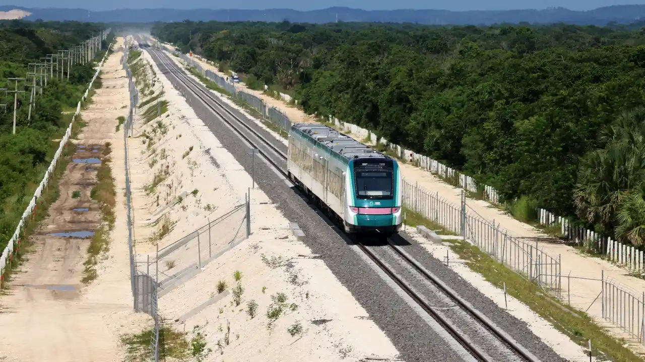 AMLO devela placa del Tren Maya para dar inicio a operaciones del transporte
