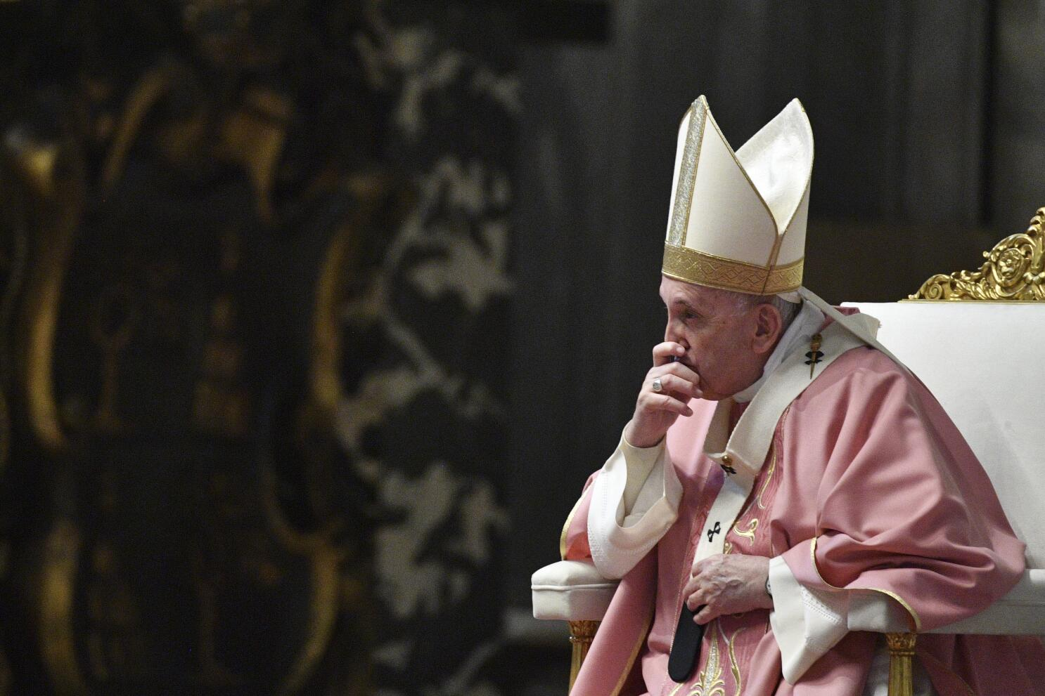 El Vaticano autoriza bendiciones a parejas gay, pero insiste en no llamarlas matrimonio