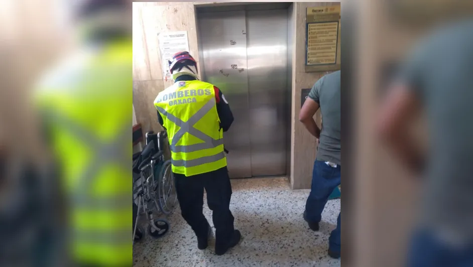 Rescatan a Trabajador y Paciente Atrapados en Elevador del Hospital Civil de Oaxaca