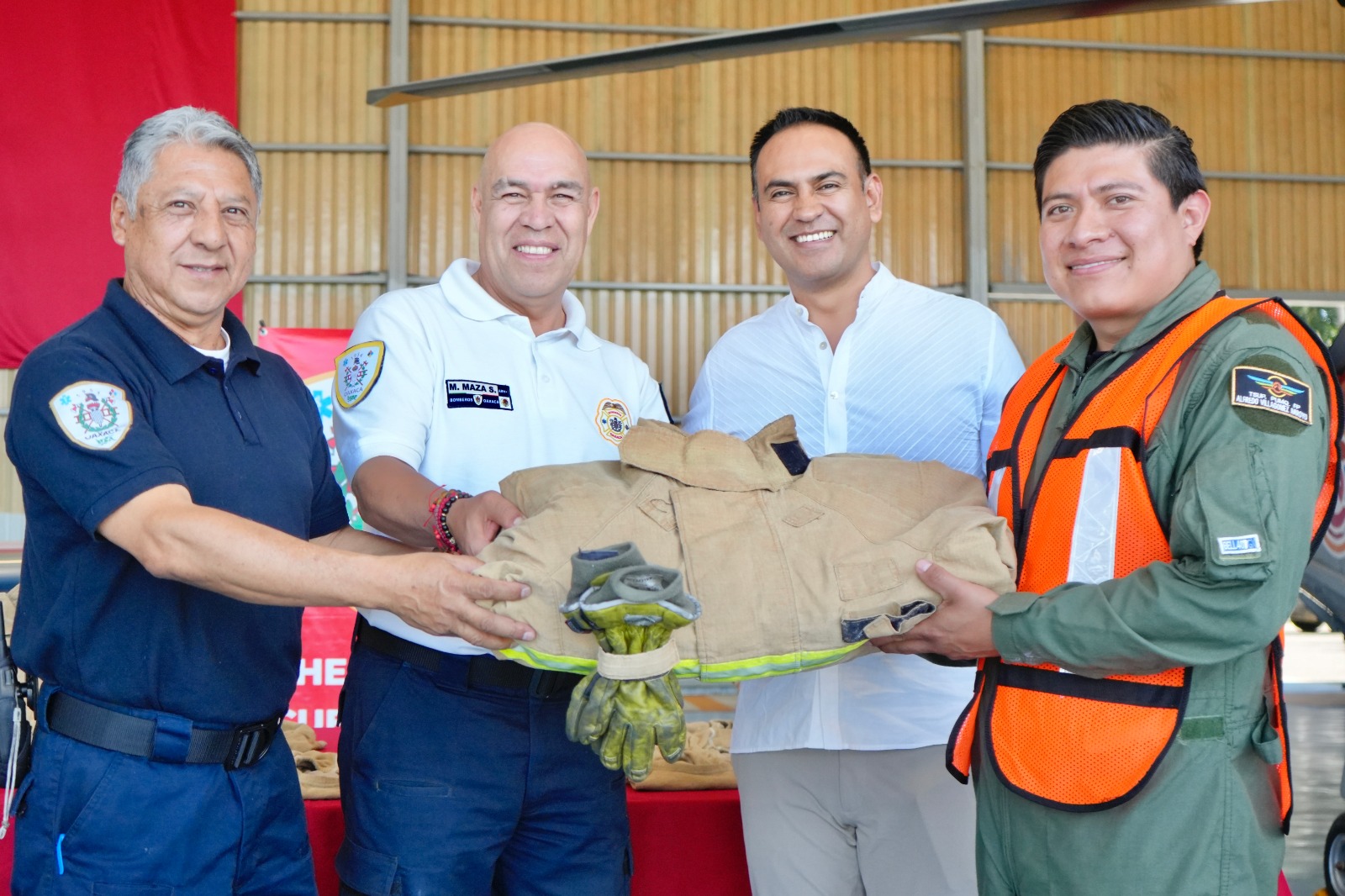 Entrega Gobierno del Estado equipos de protección contra incendios a elementos del Hangar Oficial  