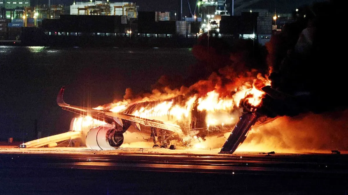 Avión se incendia tras choque en aeropuerto de Japón; reportan cinco muertos
