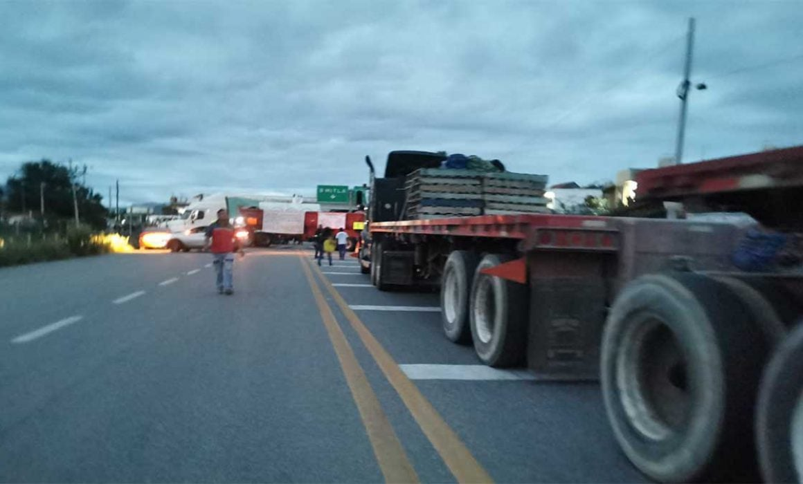 Persiste bloqueo carretero en Tehuantepec; se cumplen 2 días