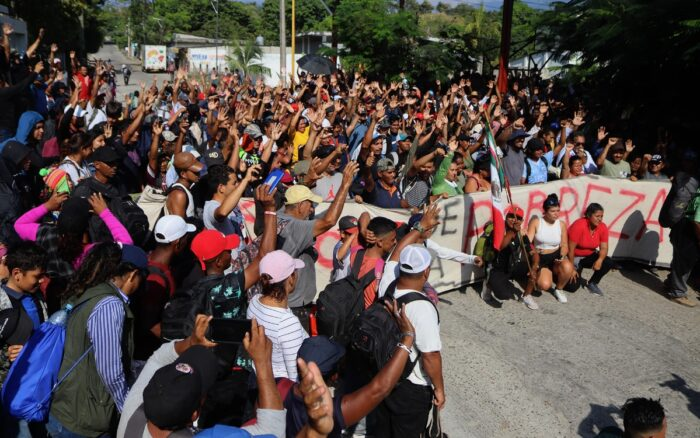 Alrededor de 500 Migrantes del “Éxodo de la Pobreza” se Reagrupan y Continúan la Caravana