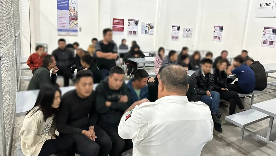 Rescatan a 40 migrantes de China en Oaxaca; eran trasladados en autobús turístico