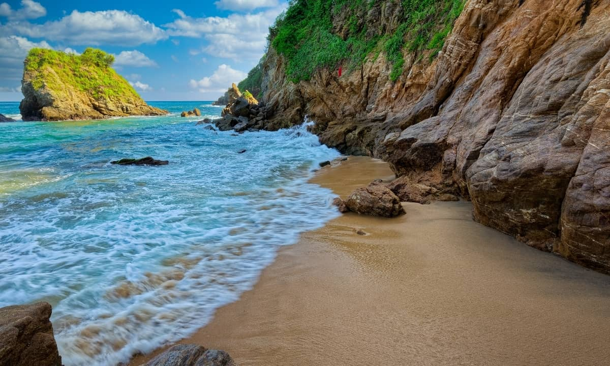 Restringen práctica de nudismo en playas de Oaxaca