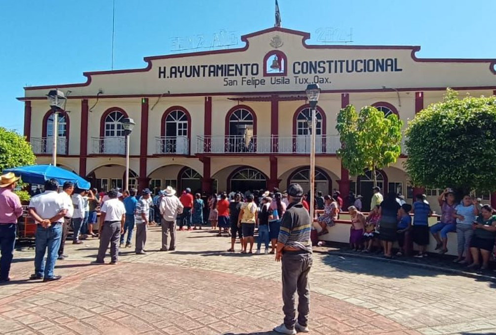 Grupos religiosos toman Palacio Municipal de Usila, Oaxaca; católicos piden que evangélicos quiten letrero