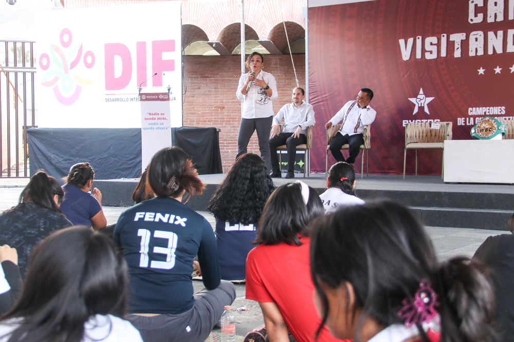 Niñas, niños y adolescentes de las casas hogar DIF conocen la pasión del boxeo