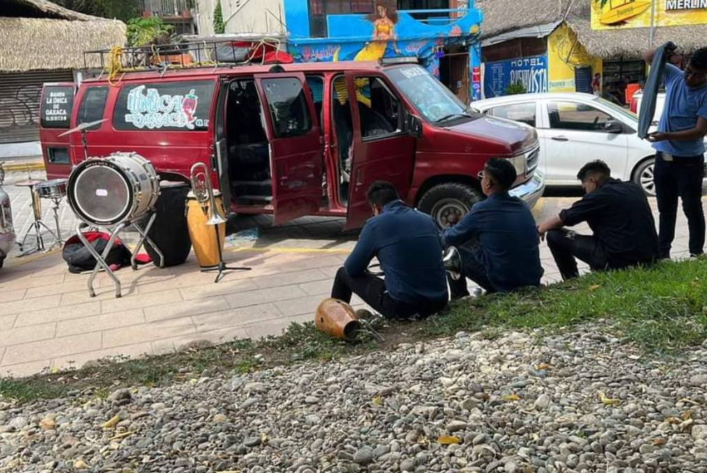 Grupo musical viaja desde Oaxaca a Edomex para Carnaval y les roban su camioneta