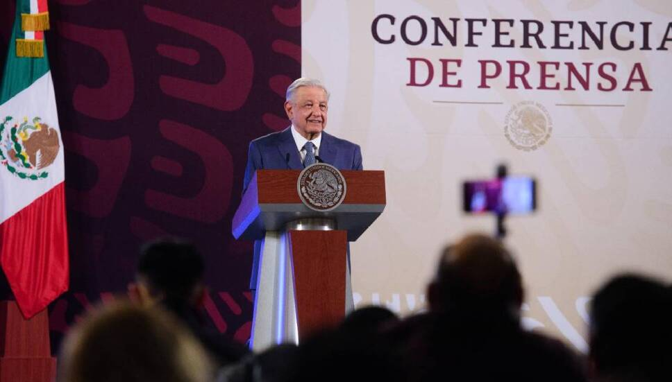 Gobierno está comprometido con seguridad de transportistas: AMLO