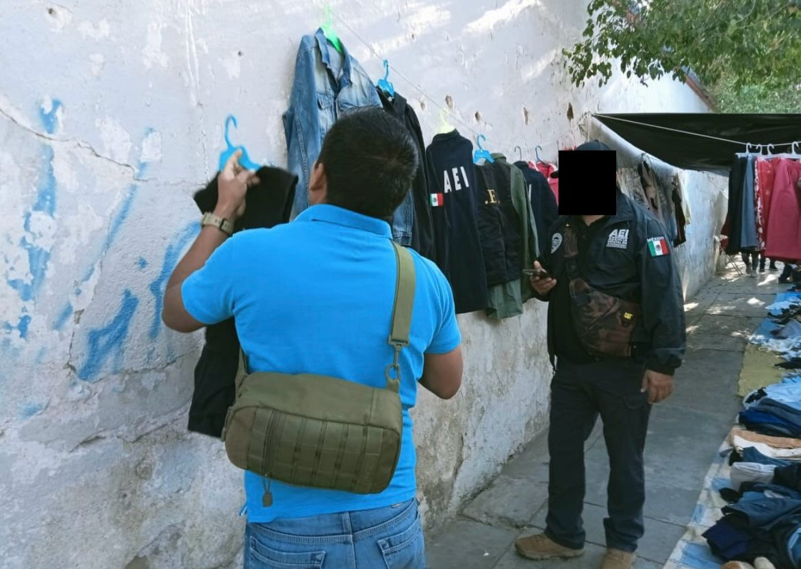 Detienen en Oaxaca a mujer que vendía uniformes policiales robados en la calle