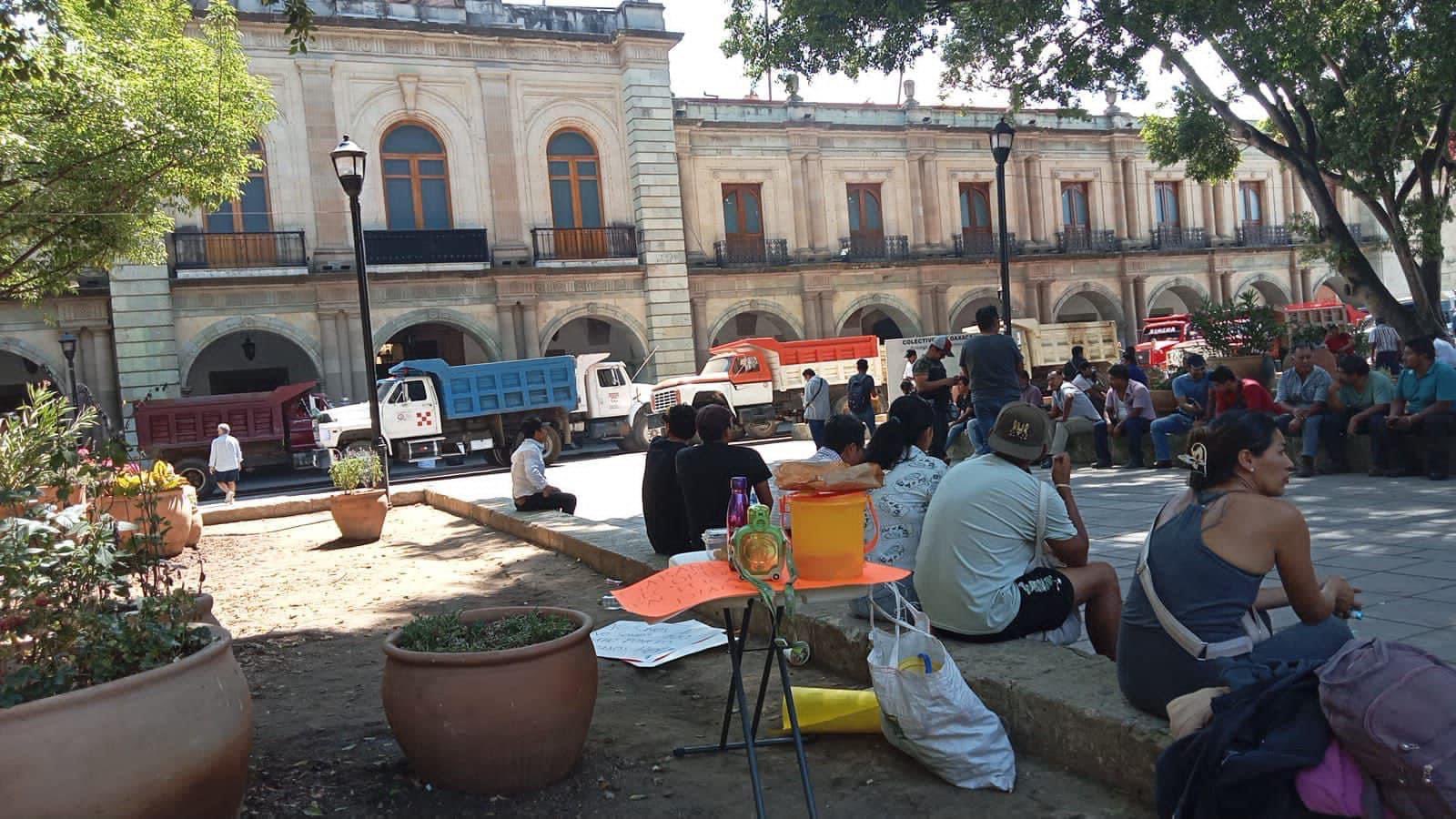Tensión en el Zócalo de Oaxaca: Transportistas Protestan Bloqueando