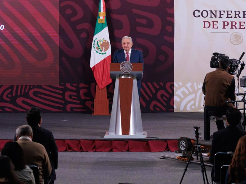 No hay riesgo de retroceso democrático, revira AMLO a obispos