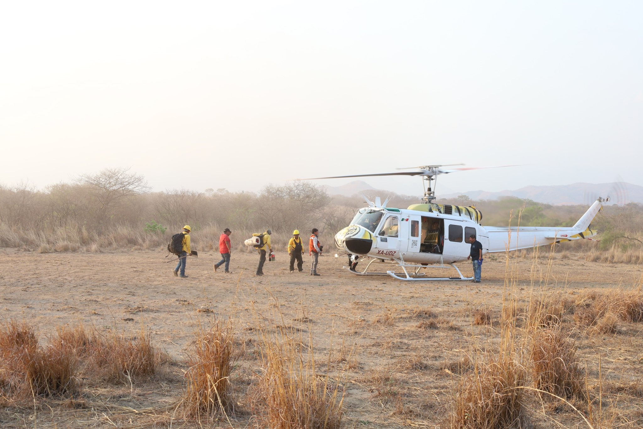 Helicóptero se suma a la lucha contra incendio en la Selva de Chimalapas
