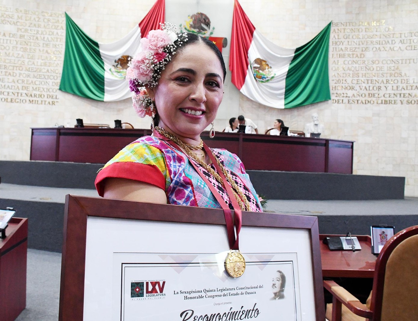 El Congreso otorga la medalla “Álvaro Carrillo” a la cantautora oaxaqueña Patricia Alcaraz