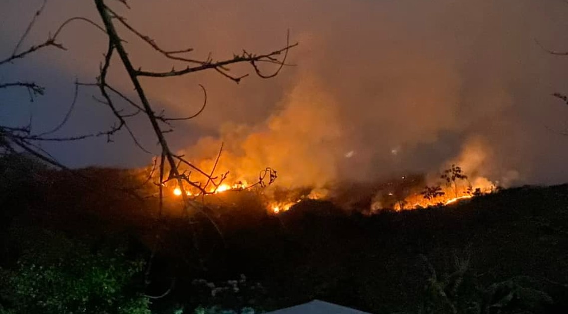 Fuerte incendio en pochutla Obliga a Desalojar a los habitantes de la comunidad