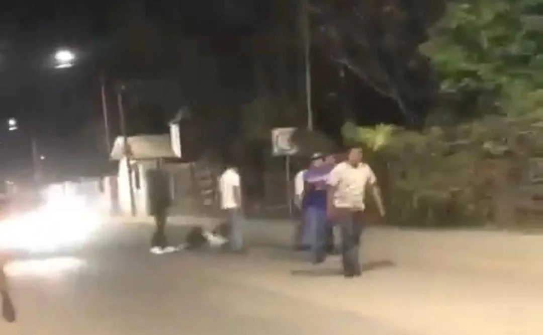 Transportistas golpean en grupo a un solo hombre en Oaxaca; identificados cuatro taxistas: Semovi