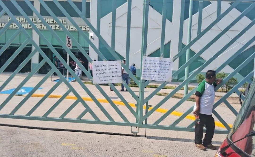 Mototaxistas bloquean accesos al hospital de Juchitán exigiendo justicia laboral para trabajadores de limpieza