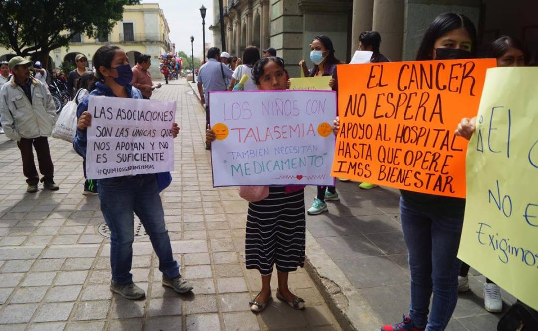Padres protestan en Oaxaca por desabasto de medicamentos contra el cáncer