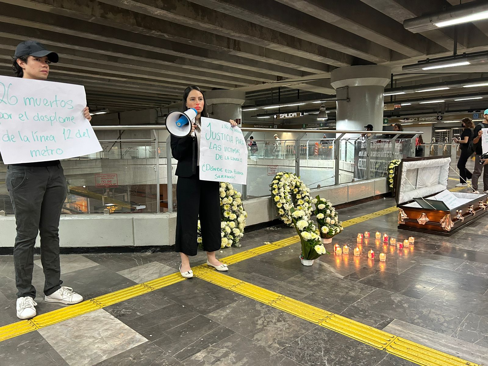 Con ataúd en el Metro, familiares exigen justicia a tres años del colapso de la Línea 12