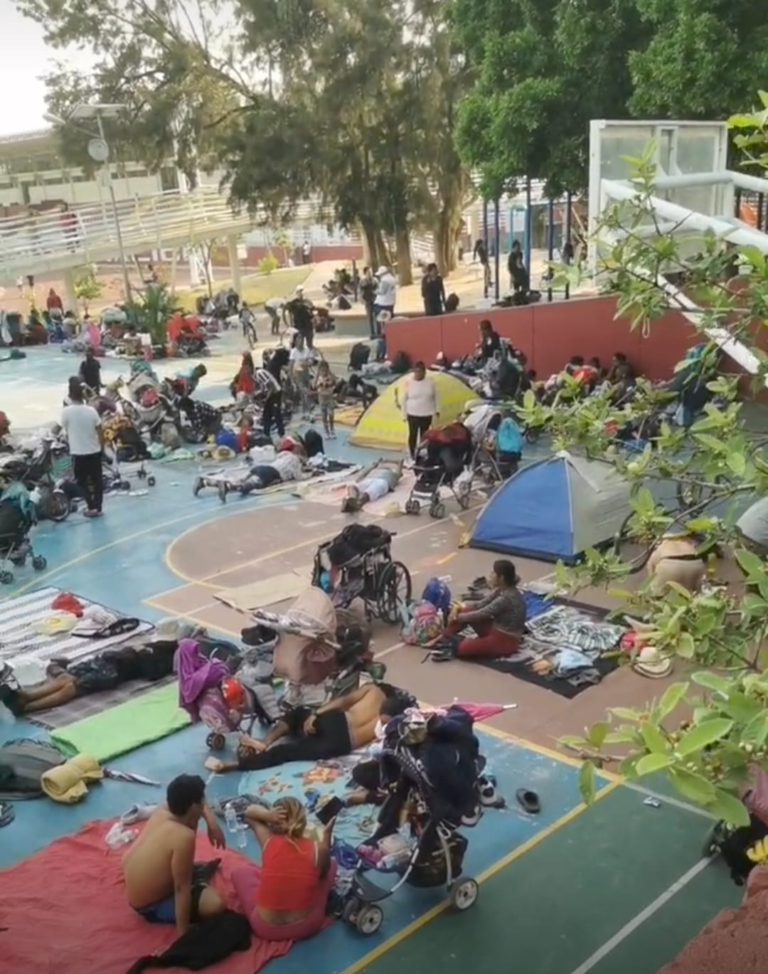 614 personas en tránsito descansan en Polideportivo