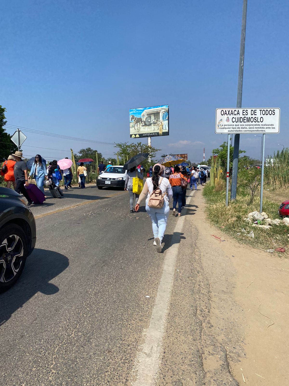 Maestros de la Sección 22 de la CNTE Cierran el Aeropuerto Internacional de Oaxaca
