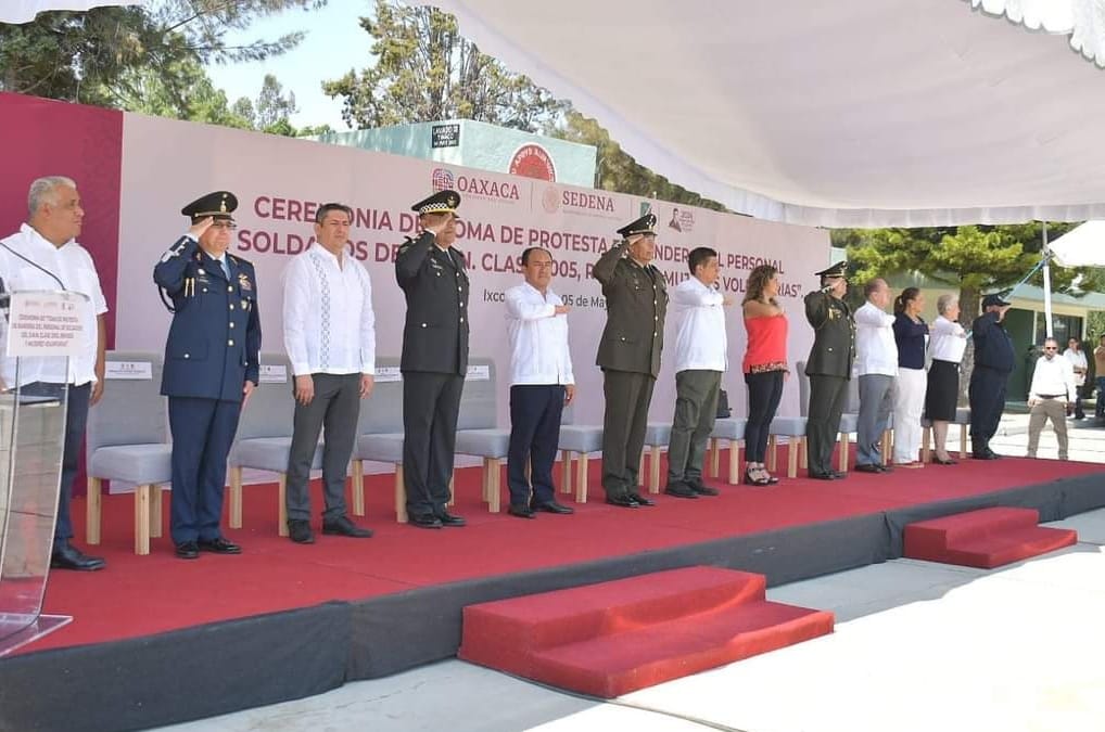 El Presidente de JUCOPO atestigua ceremonia de toma de protesta de bandera a soldados del SMN en Oaxaca
