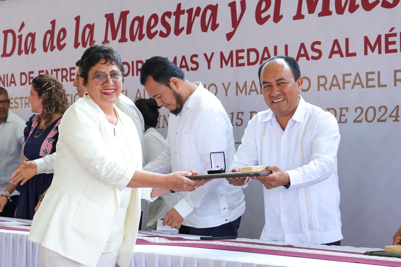 Sergio López Sánchez Reconoce la Labor Docente en Oaxaca en el “Día de la Maestra y el Maestro”