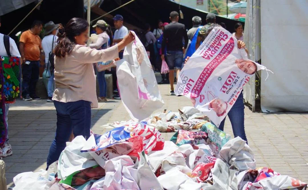 Maestros de la Sección 22 toman oficinas de partidos y queman propaganda electoral en Oaxaca