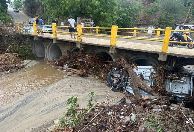 Fuertes lluvias arrastran vehículo en Puerto Escondido