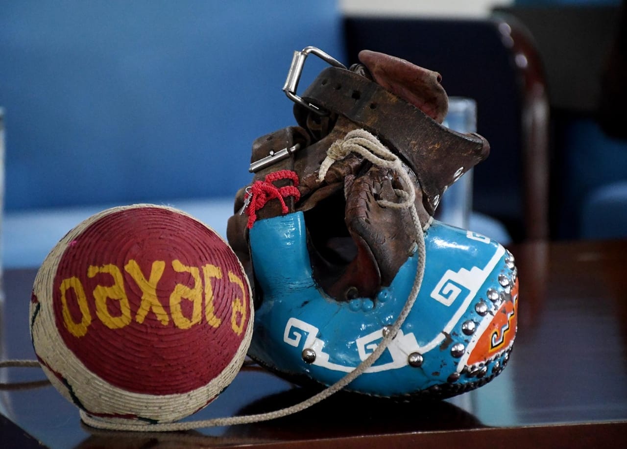 Dialogan sobre el origen y futuro de la pelota mixteca, en el Congreso de Oaxaca