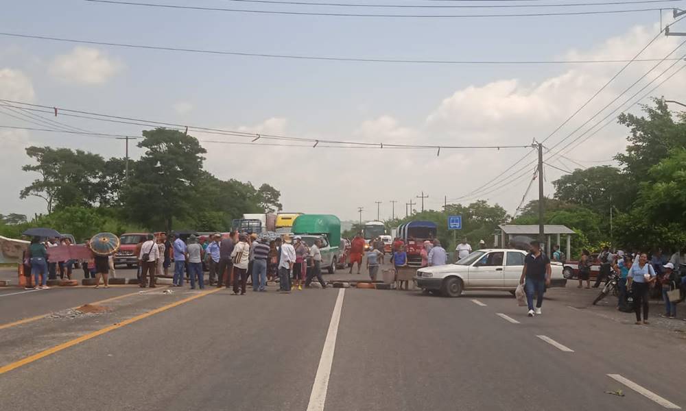 Bloqueo en la carretera Transístmica logra reconexión de luz en Guichicovi, Oaxaca