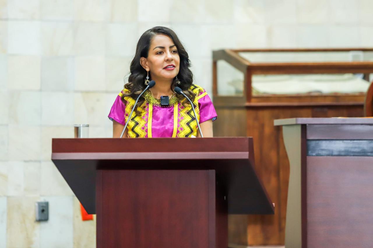 Mariana Benítez celebra histórica conquista del voto femenino en México