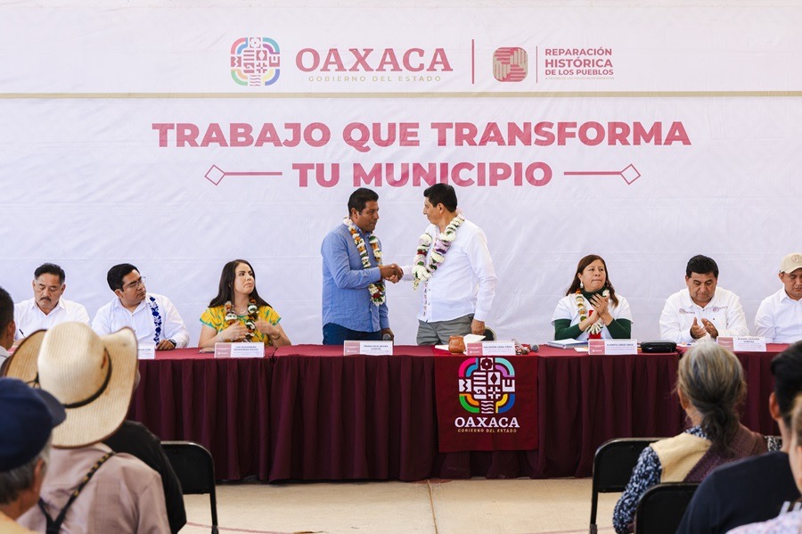 Gobierno de Oaxaca destina 9 millones de pesos a mejorar educación, salud y vivienda en San Antonio Huitepec