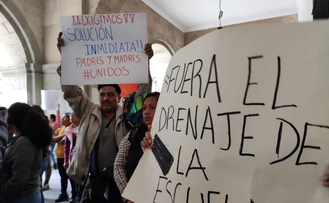 Protestan por drenaje colapsado en escuelas de Oaxaca; 15 años sin solución